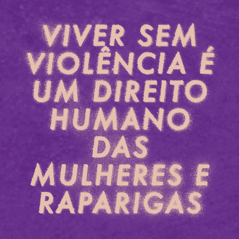 pena dentro de frasco de vidro com tesoura aberta ao lado